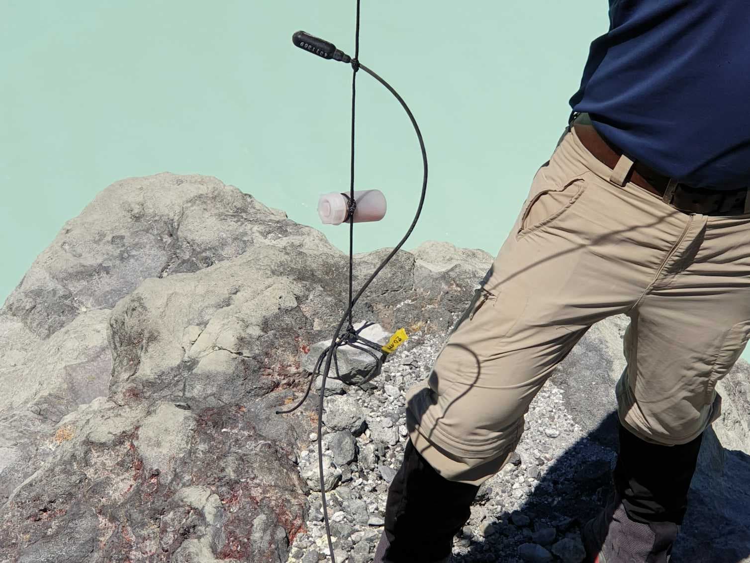 Au cœur du volcan : mesurer les bulles d’un lac qui n’existe plus ou quand une expédition scientifique déraille